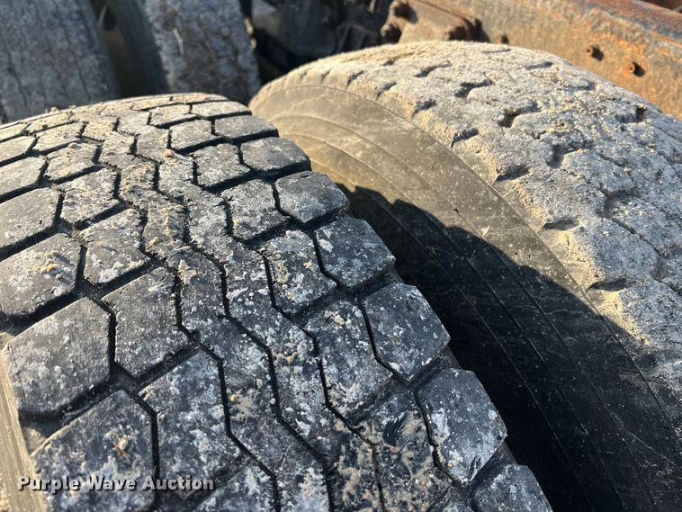 image for item MR9893 1993 Ford LT8000  truck cab and chassis