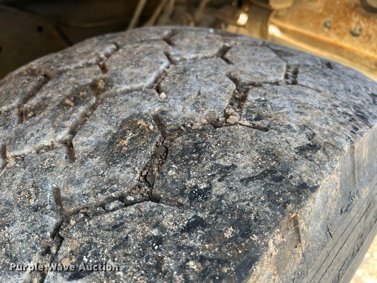 image for item MR9893 1993 Ford LT8000  truck cab and chassis