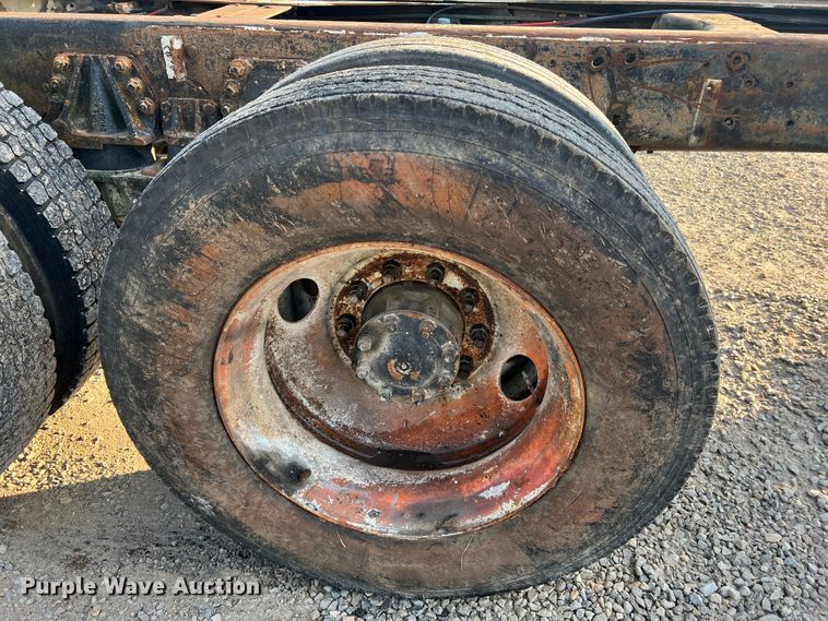 image for item MR9893 1993 Ford LT8000  truck cab and chassis