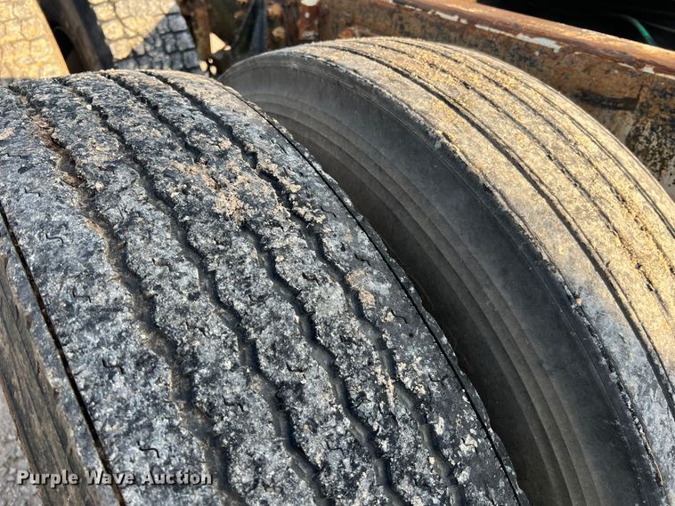 image for item MR9893 1993 Ford LT8000  truck cab and chassis