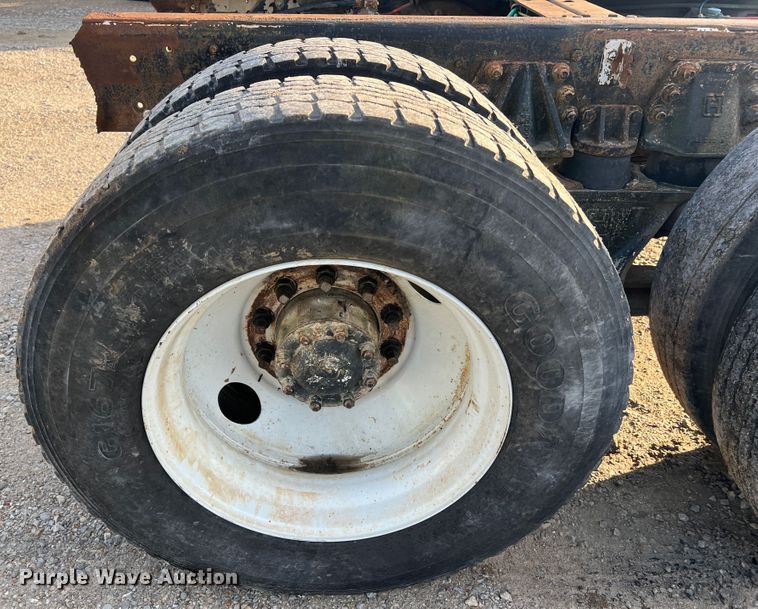 image for item MR9893 1993 Ford LT8000  truck cab and chassis