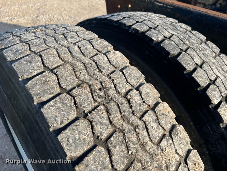 image for item MR9893 1993 Ford LT8000  truck cab and chassis