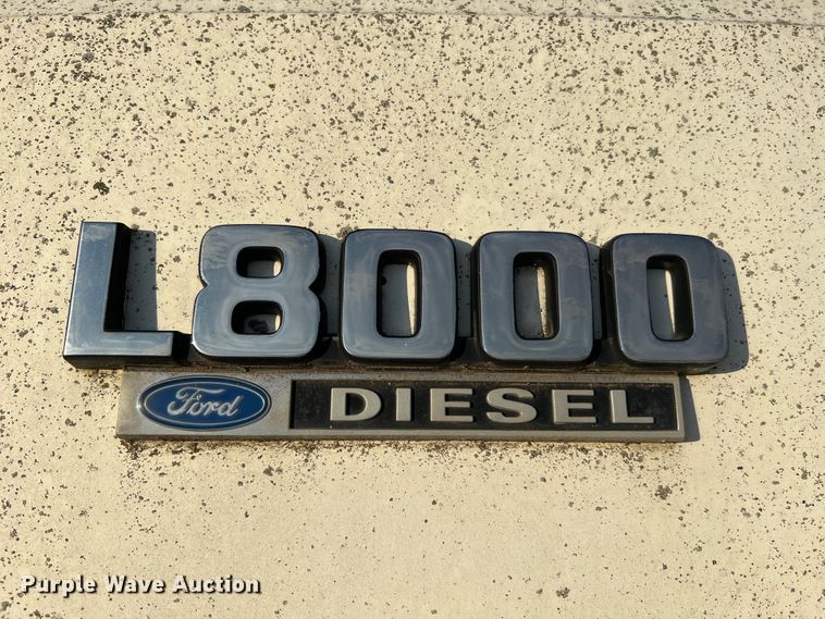 image for item MR9893 1993 Ford LT8000  truck cab and chassis