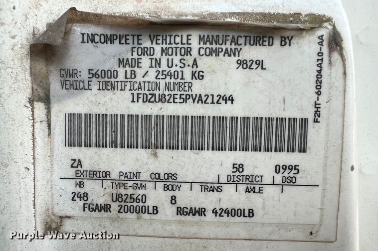 image for item MR9893 1993 Ford LT8000  truck cab and chassis