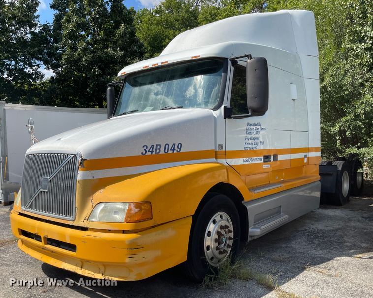 image for item MU9217 1998 Volvo VN  semi truck
