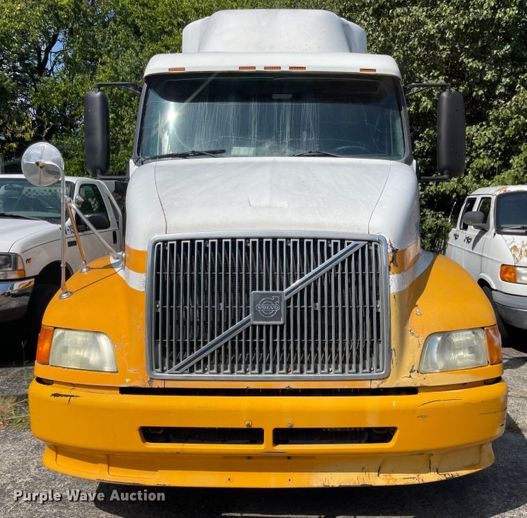 image for item MU9217 1998 Volvo VN  semi truck
