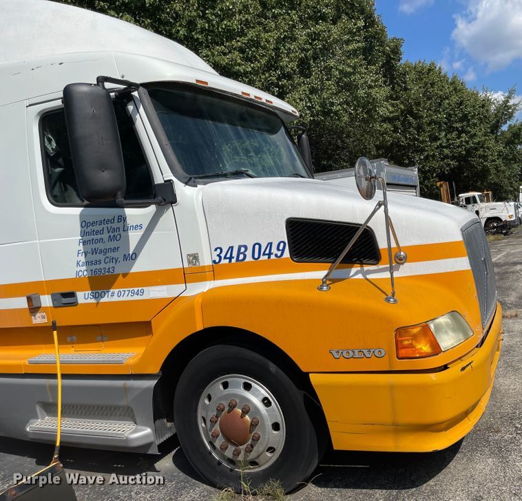 image for item MU9217 1998 Volvo VN  semi truck