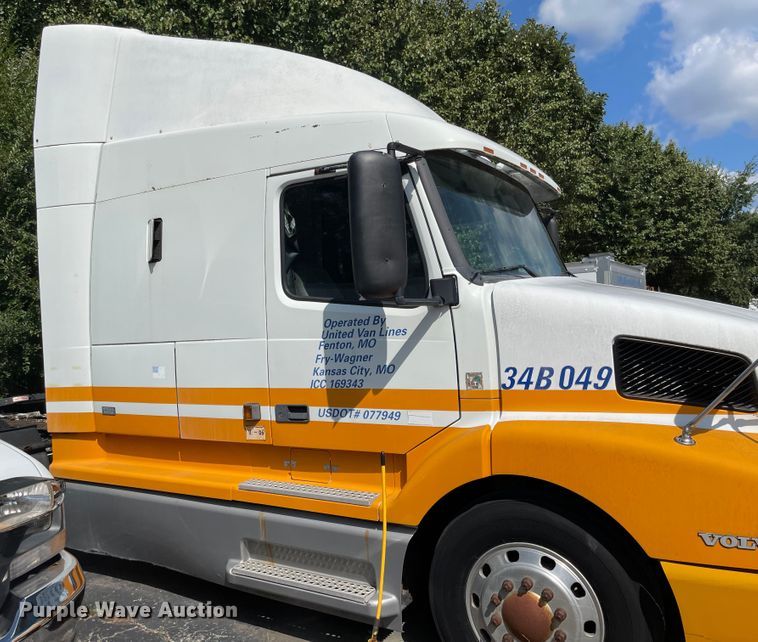 image for item MU9217 1998 Volvo VN  semi truck