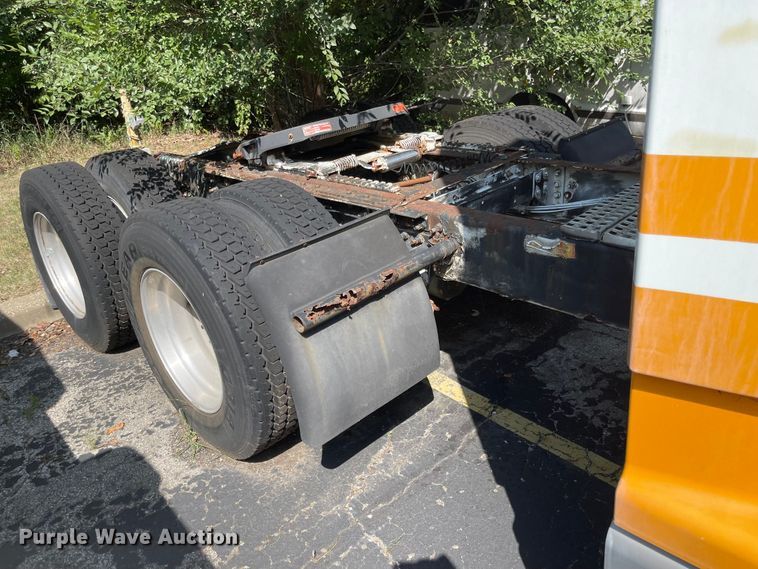 image for item MU9217 1998 Volvo VN  semi truck