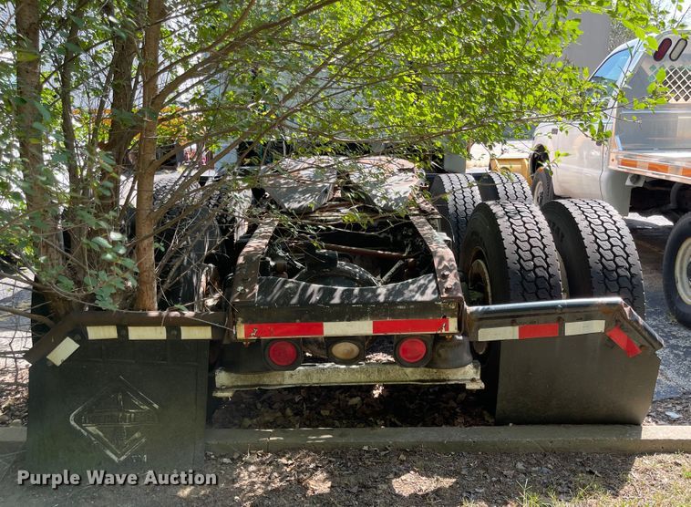 image for item MU9217 1998 Volvo VN  semi truck