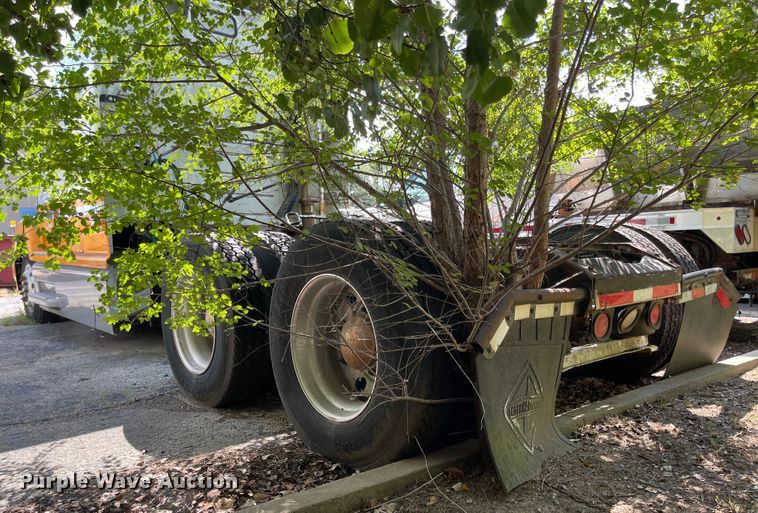 image for item MU9217 1998 Volvo VN  semi truck