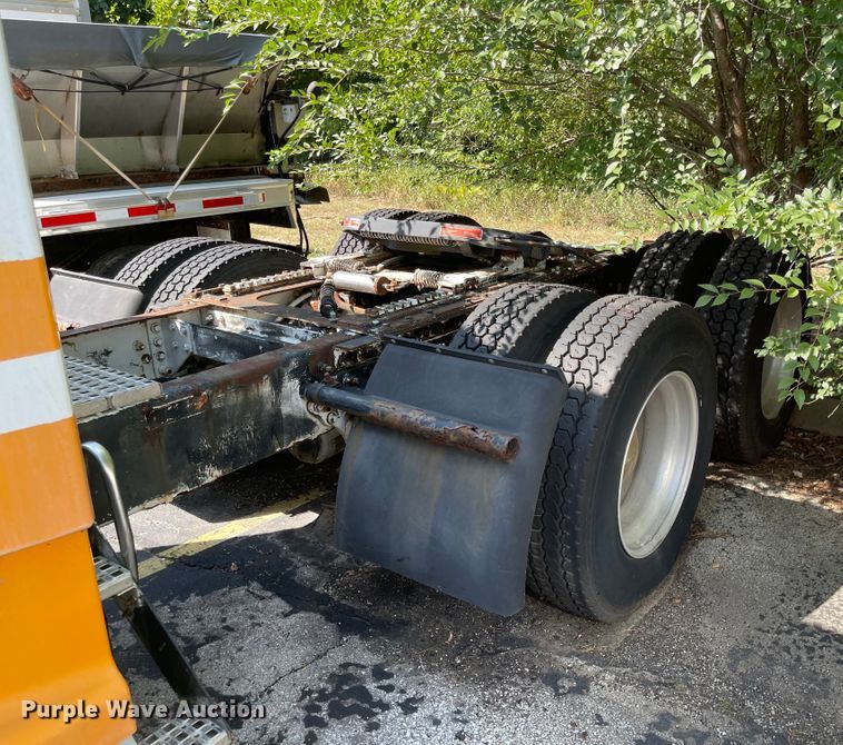 image for item MU9217 1998 Volvo VN  semi truck