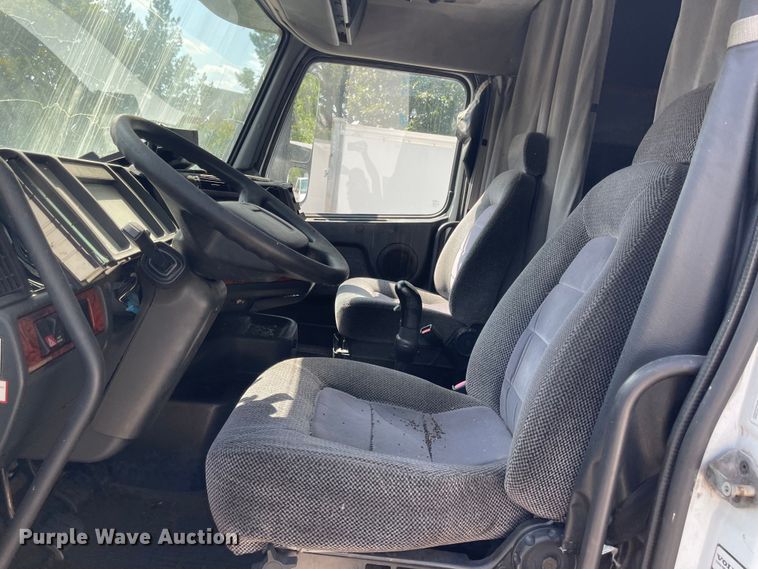 image for item MU9217 1998 Volvo VN  semi truck