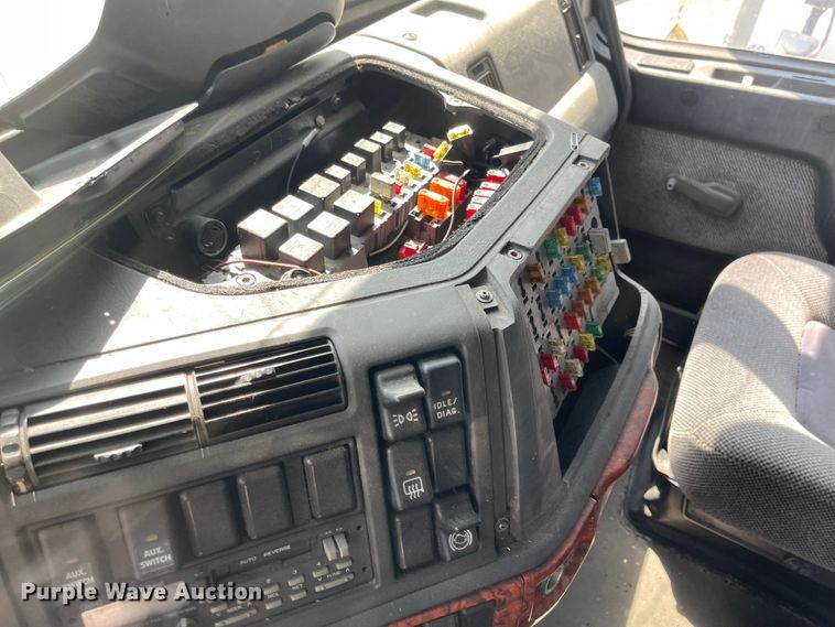 image for item MU9217 1998 Volvo VN  semi truck