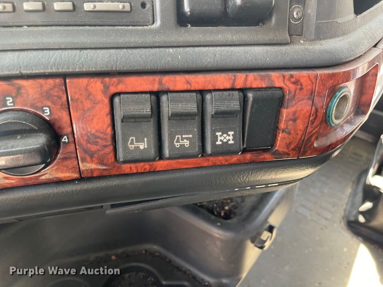 image for item MU9217 1998 Volvo VN  semi truck