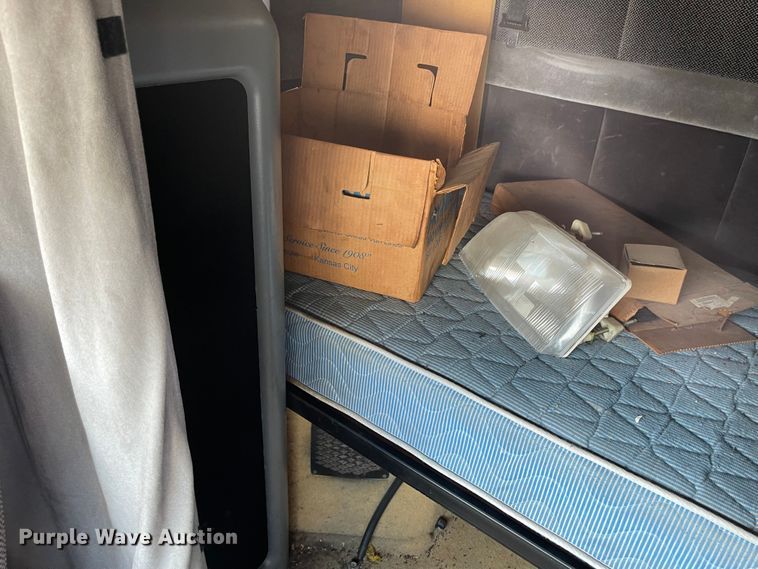 image for item MU9217 1998 Volvo VN  semi truck