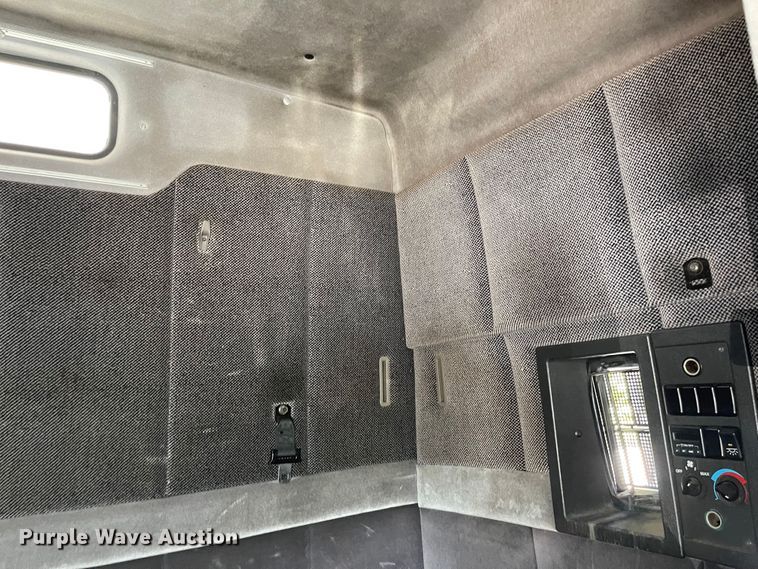 image for item MU9217 1998 Volvo VN  semi truck