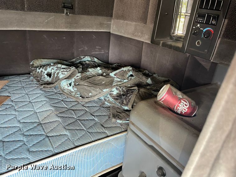 image for item MU9217 1998 Volvo VN  semi truck