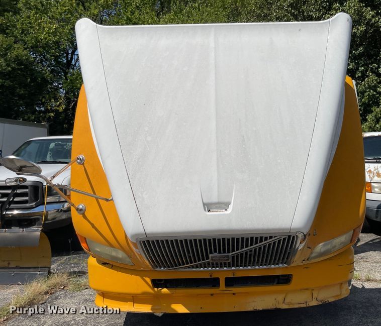 image for item MU9217 1998 Volvo VN  semi truck