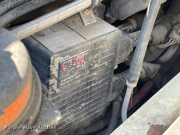 image for item MU9217 1998 Volvo VN  semi truck