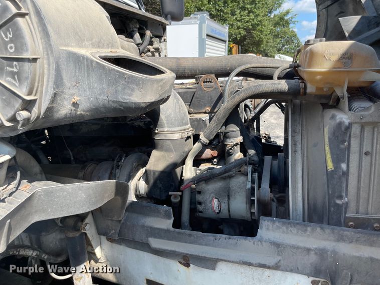 image for item MU9217 1998 Volvo VN  semi truck