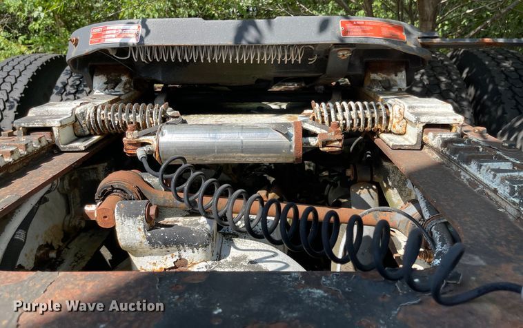 image for item MU9217 1998 Volvo VN  semi truck