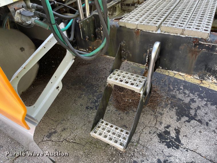 image for item MU9217 1998 Volvo VN  semi truck