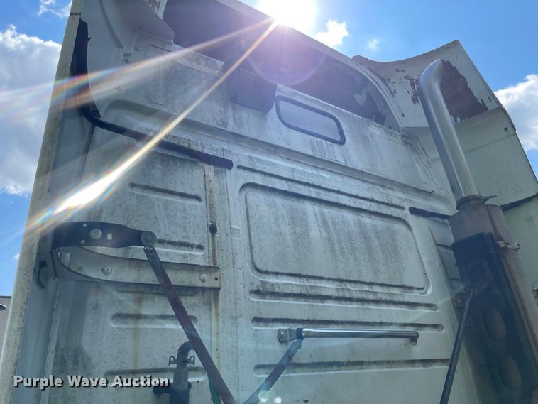 image for item MU9217 1998 Volvo VN  semi truck