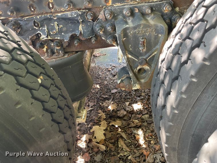 image for item MU9217 1998 Volvo VN  semi truck