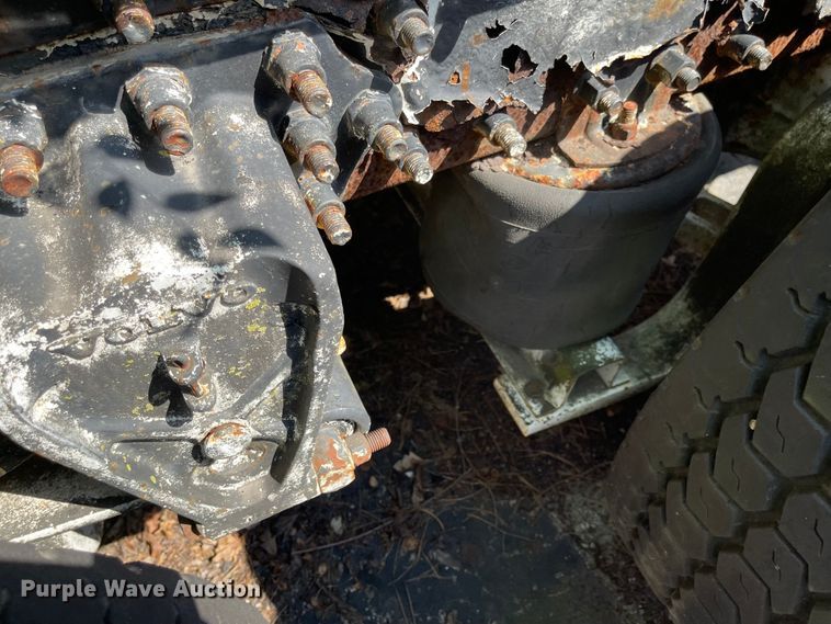 image for item MU9217 1998 Volvo VN  semi truck