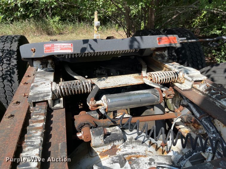 image for item MU9217 1998 Volvo VN  semi truck