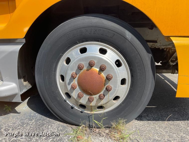 image for item MU9217 1998 Volvo VN  semi truck