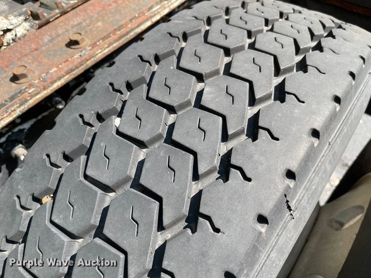 image for item MU9217 1998 Volvo VN  semi truck