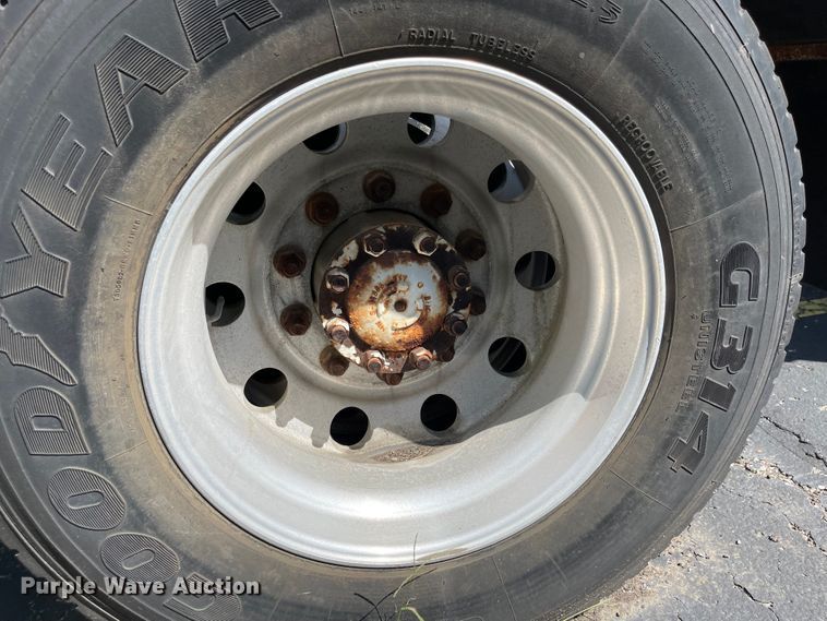 image for item MU9217 1998 Volvo VN  semi truck