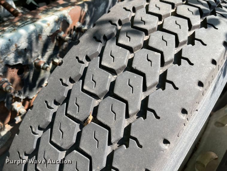 image for item MU9217 1998 Volvo VN  semi truck