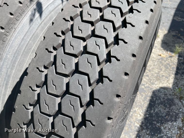 image for item MU9217 1998 Volvo VN  semi truck