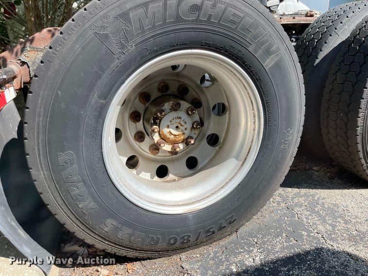 image for item MU9217 1998 Volvo VN  semi truck