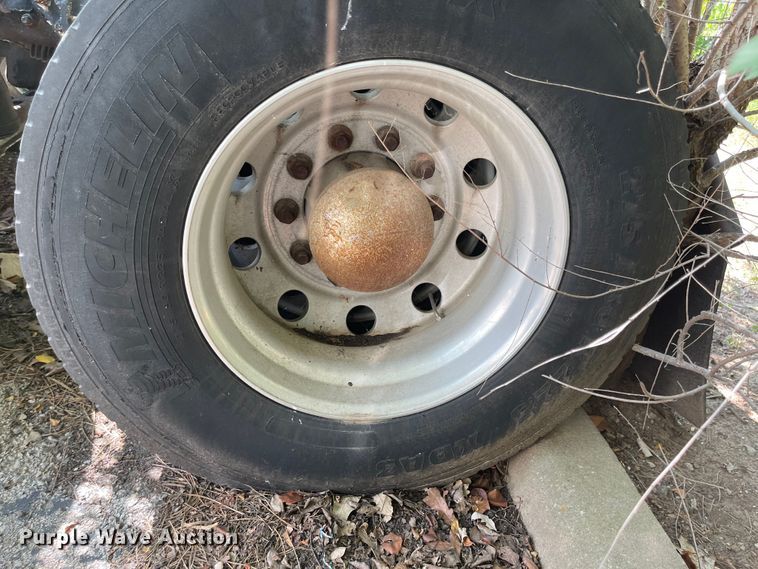 image for item MU9217 1998 Volvo VN  semi truck