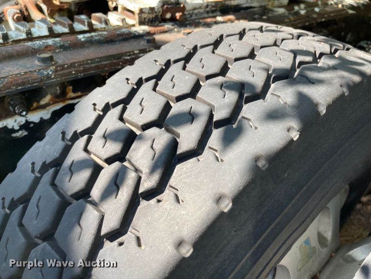 image for item MU9217 1998 Volvo VN  semi truck