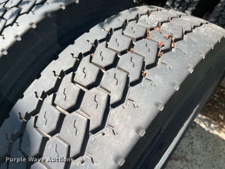 image for item MU9217 1998 Volvo VN  semi truck