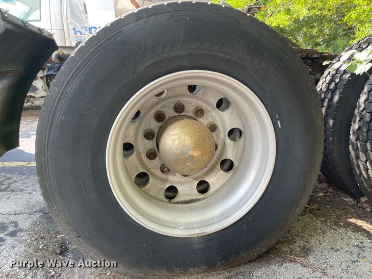 image for item MU9217 1998 Volvo VN  semi truck