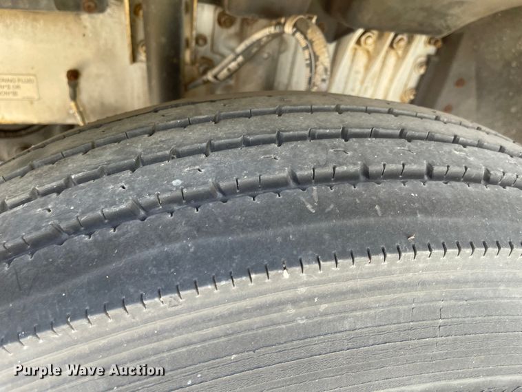 image for item MU9217 1998 Volvo VN  semi truck