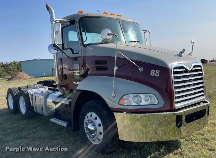 image for item MU9254 2014 Mack CXU613  semi truck