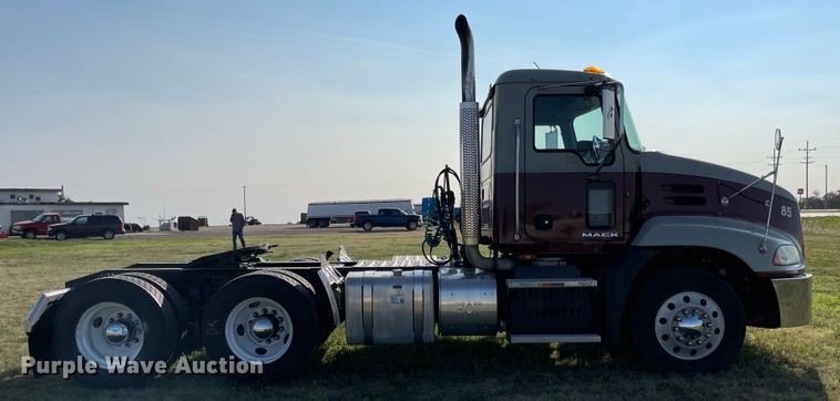 image for item MU9254 2014 Mack CXU613  semi truck