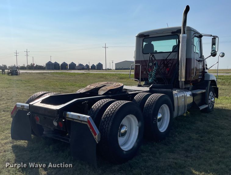 image for item MU9254 2014 Mack CXU613  semi truck