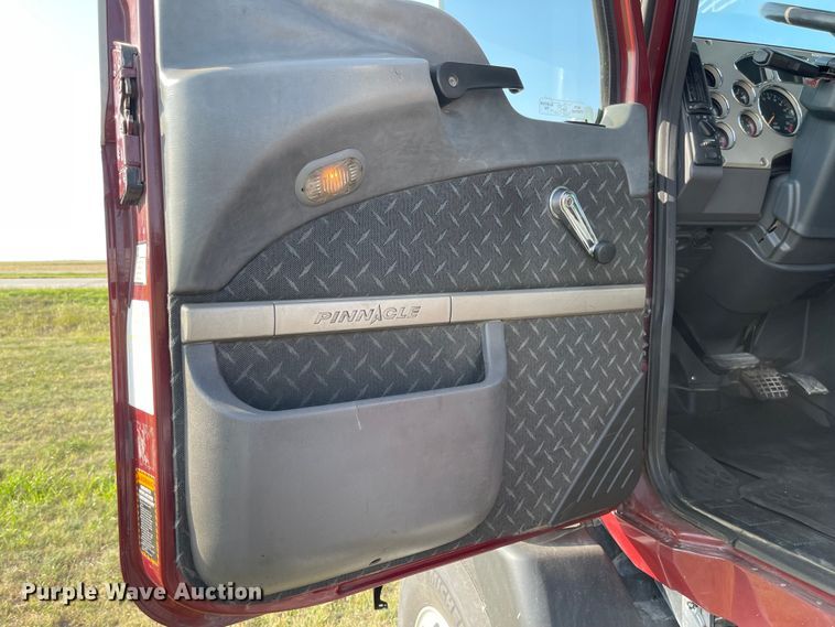 image for item MU9254 2014 Mack CXU613  semi truck