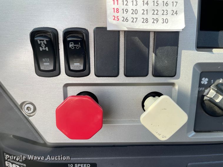 image for item MU9254 2014 Mack CXU613  semi truck