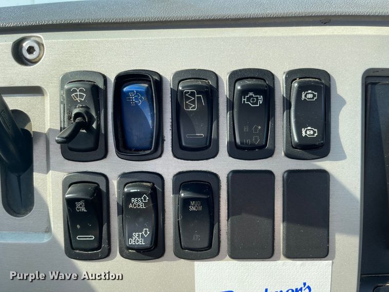 image for item MU9254 2014 Mack CXU613  semi truck