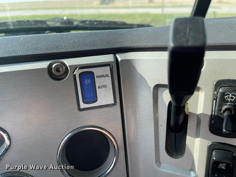 image for item MU9254 2014 Mack CXU613  semi truck