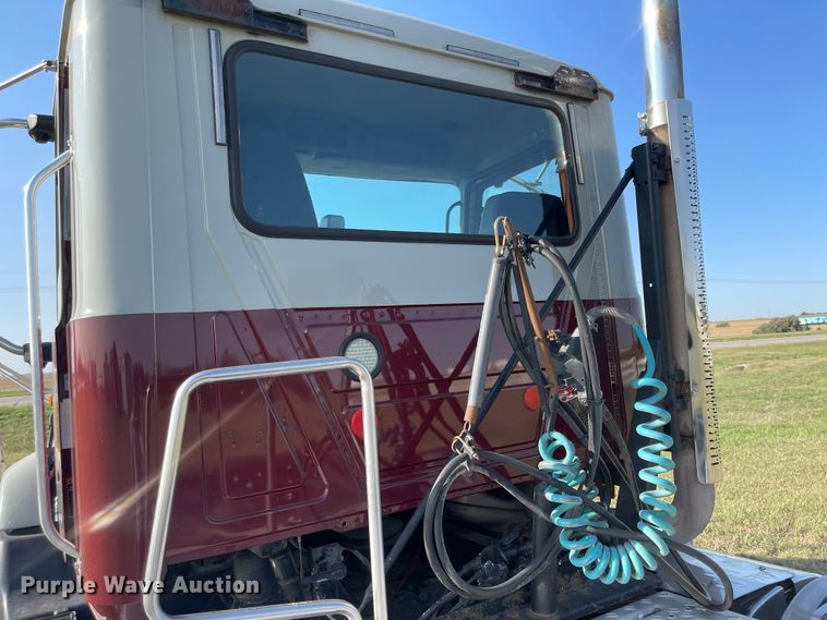 image for item MU9254 2014 Mack CXU613  semi truck